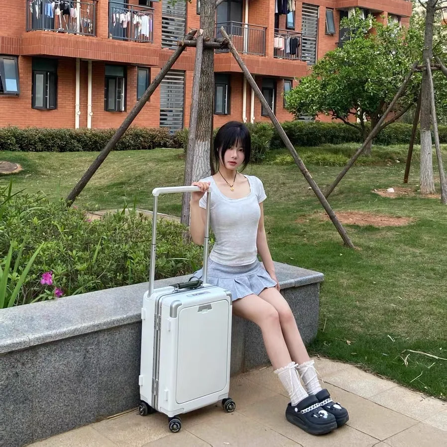 Open the suitcase before the exit, and the girls' high-value 20-inch boarding case.