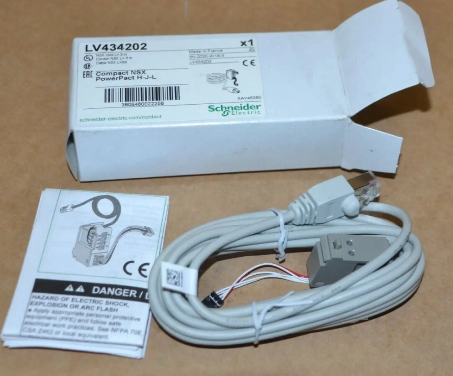 LV434202 Wiring ULP Cord for Compact NSX Circuit Breaker Length, 480 V, 3 M