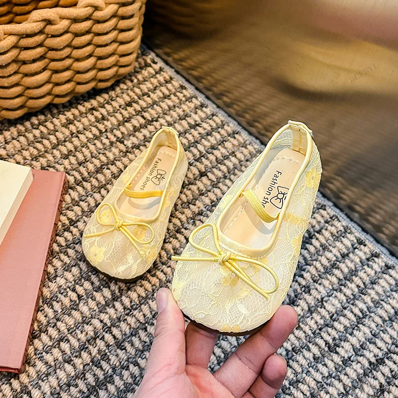 

Летняя мода для маленьких девочек с круглой головкой и кружевом, мягкие повседневные легкие детские школьные прогулочные туфли с бантом на плоской подошве, цельные одинарные туфли