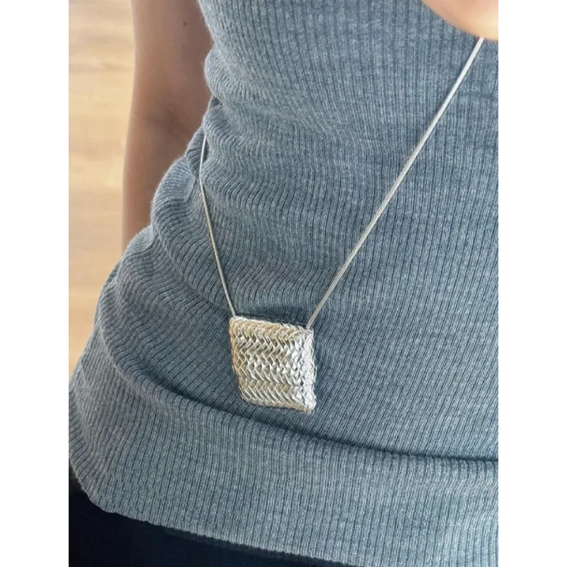 Collar largo con colgante de temperamento de moda, cadena de suéter versátil, mini bolsa tejida de plata, diseño de nicho pequeño