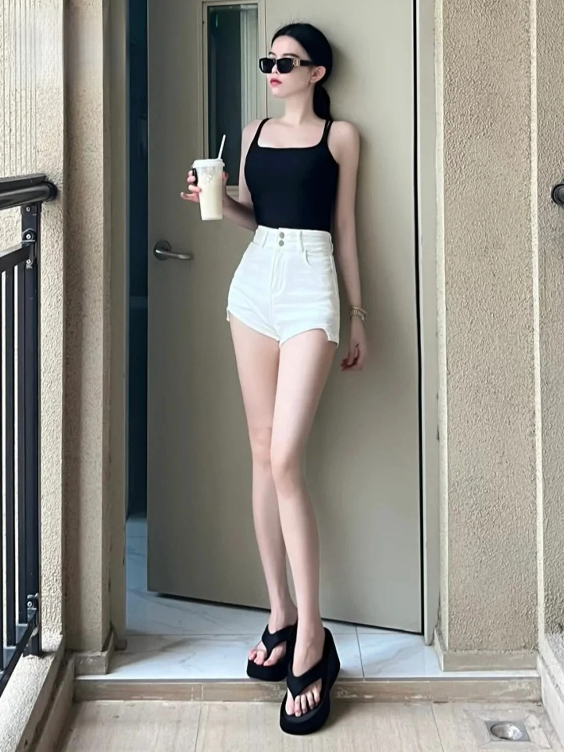 

Женские летние новые джинсовые шорты с высокой талией, белые, утягивающие, удлиняющие ноги, эластичные, А-силуэт, модные шорты-хипстеры, прикрывающие бедра