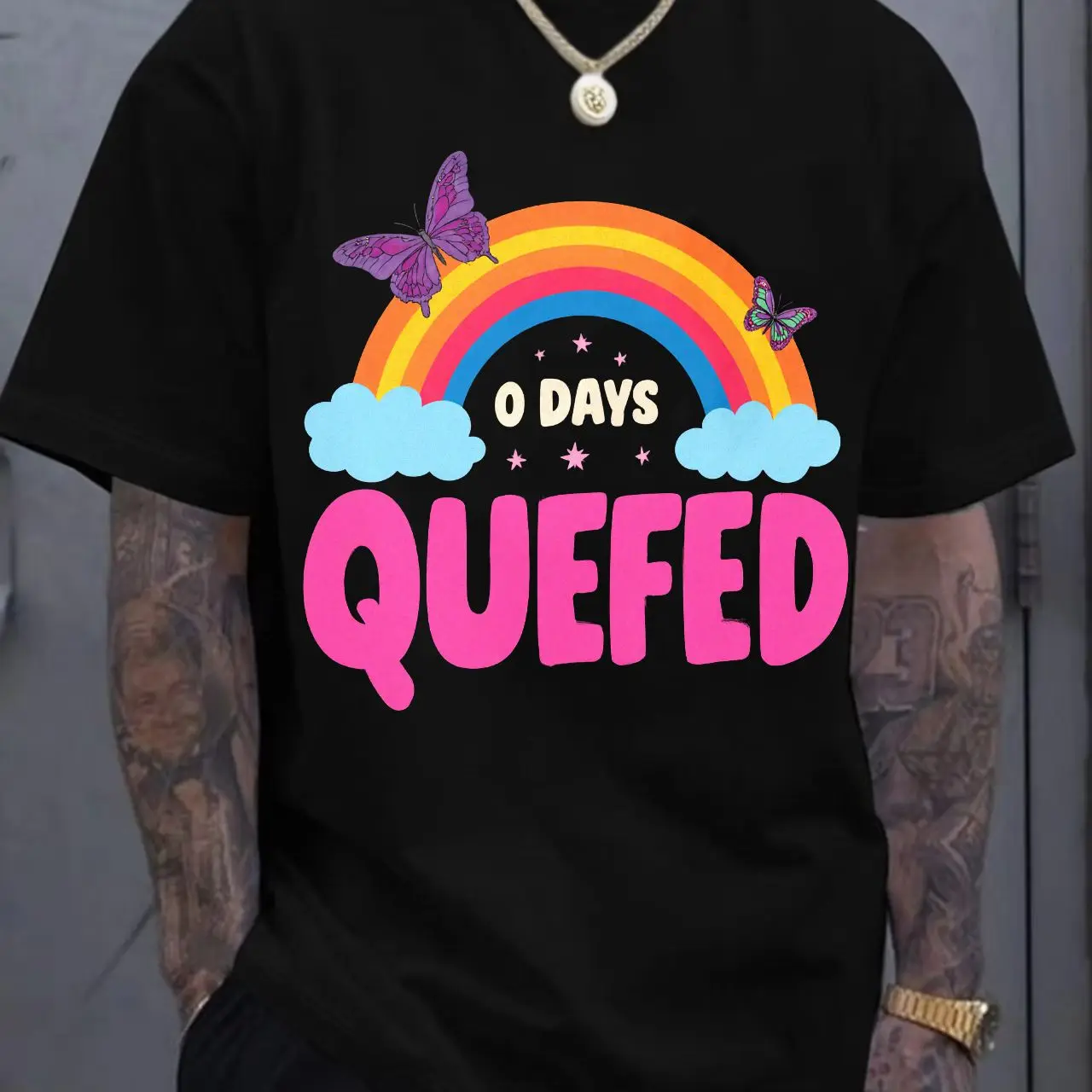 تي شيرت أبيض بتصميم جرافيك ملون: قوس قزح نابض بالحياة، فراشات، سحاب رقيق، نص '0 أيام'، جريئة 'QUEFED' - كاجوال