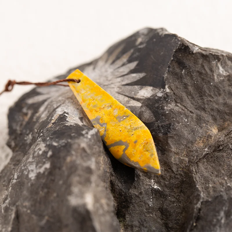 B&F Carving Pendant for Necklace Bumble Bee Stone—Hanging Ornament Handmade Natural Jewelry Charm Gift Accessories 37x10x2mm2.2g