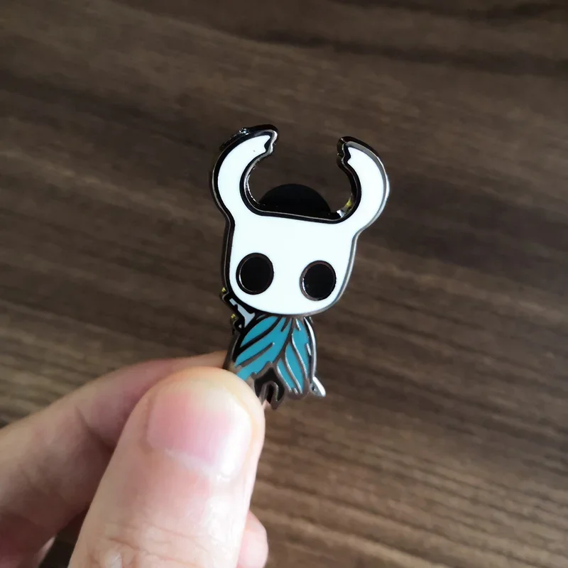 เข็มกลัดโลหะสำหรับติดเสื้อคอสเพลย์ลายขูดเลือดเข็มกลัดคอสเพลย์ลายอัศวินลายฉลุเกม2024ใหม่