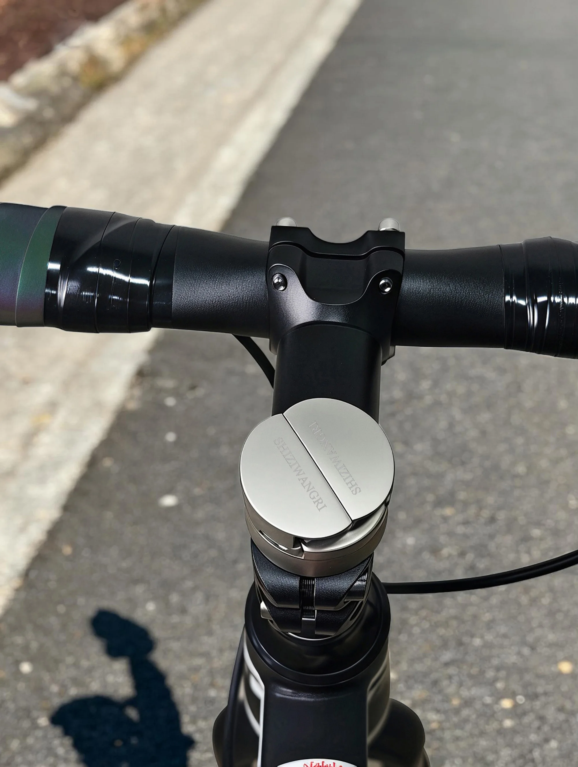 Versteckter Fahrradhalter 360 ° Drehbarer Aluminium-Verstellbarer Fahrrad-Handyhalter für Vertikale Montage – Detail 14