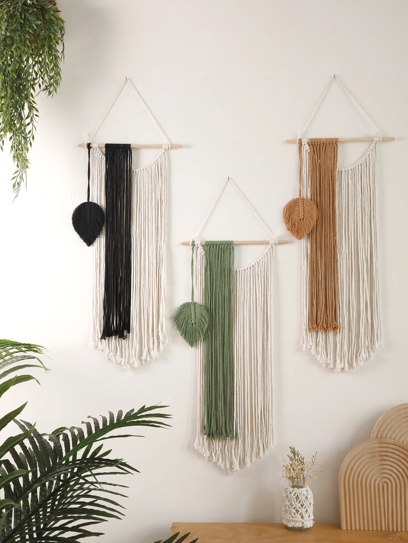 Handmade Macrame Wall Hanging Tapestry Boho Chic Woven Fringe Decor for Living Room Bedroom Nursery Wall Art with Leaf Design