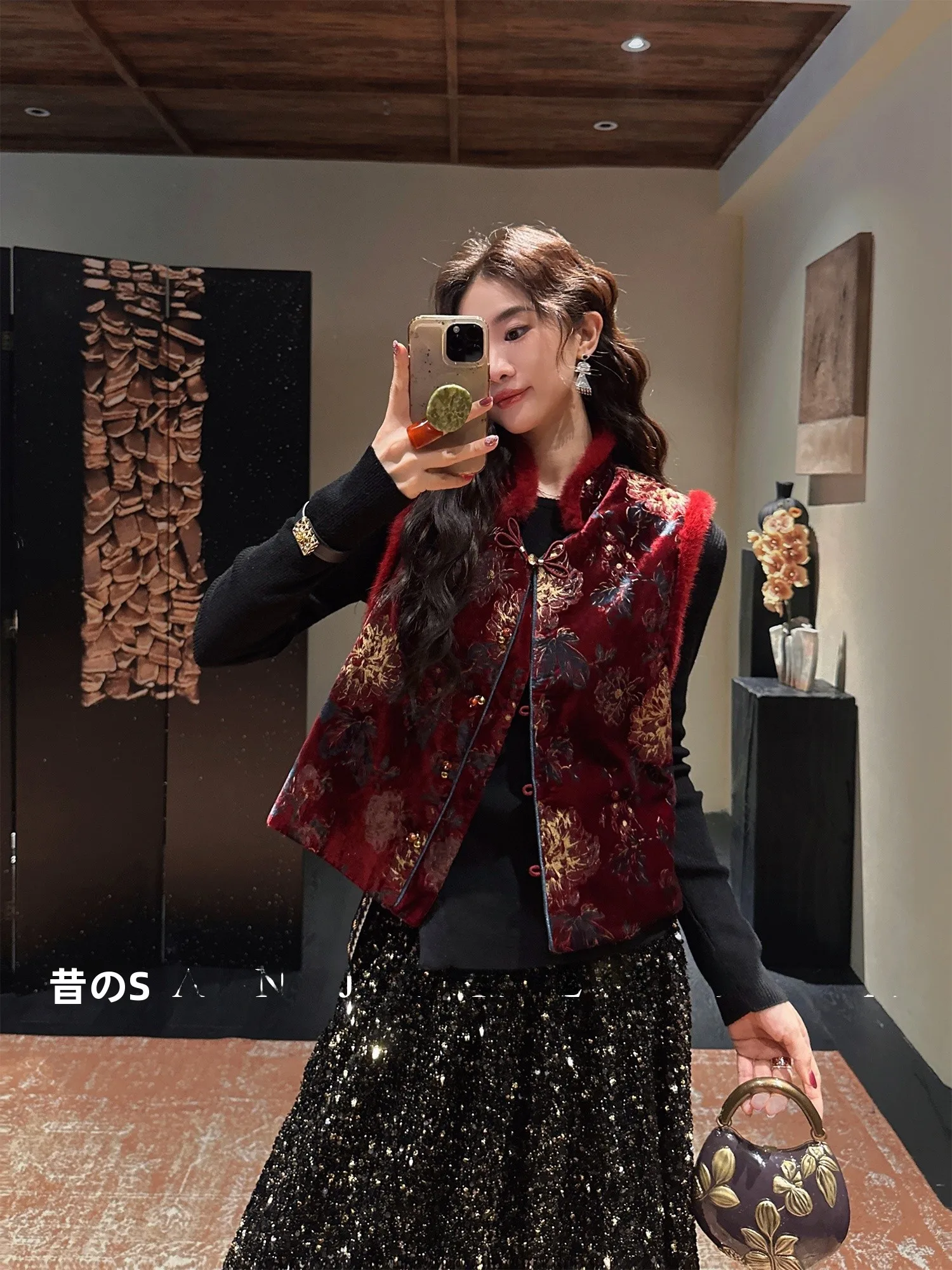 

Женский модный жилет Sanji Bla Flower Gold Peony из бархатного хлопка с термопечатью и золотым тиснением в китайском стиле 2026