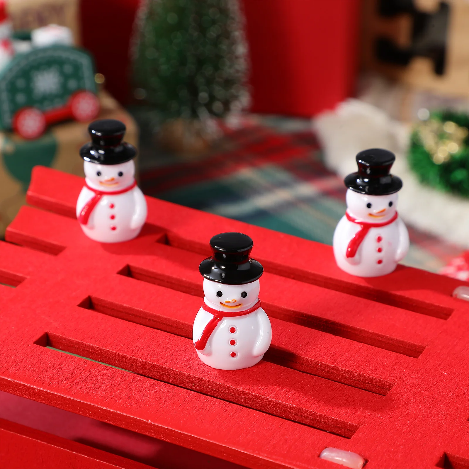 

30Pcs Resin Snowman Miniatures Lovely Small Snowmen for Home Office Garden Decoration Fashionable Design Christmas Party