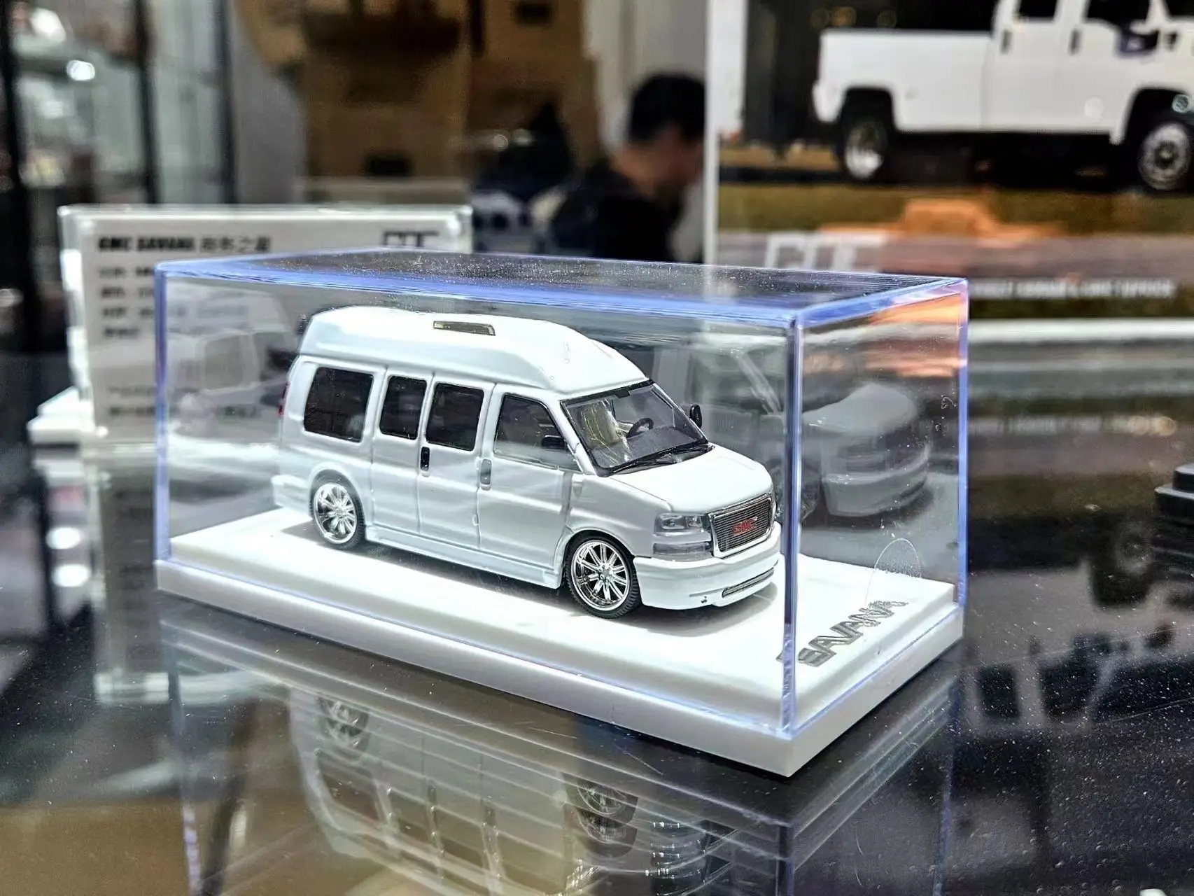 

GOC 1:64 GMC SAVANA литая под давлением модель автомобиля из сплава, детские игрушки и подарки