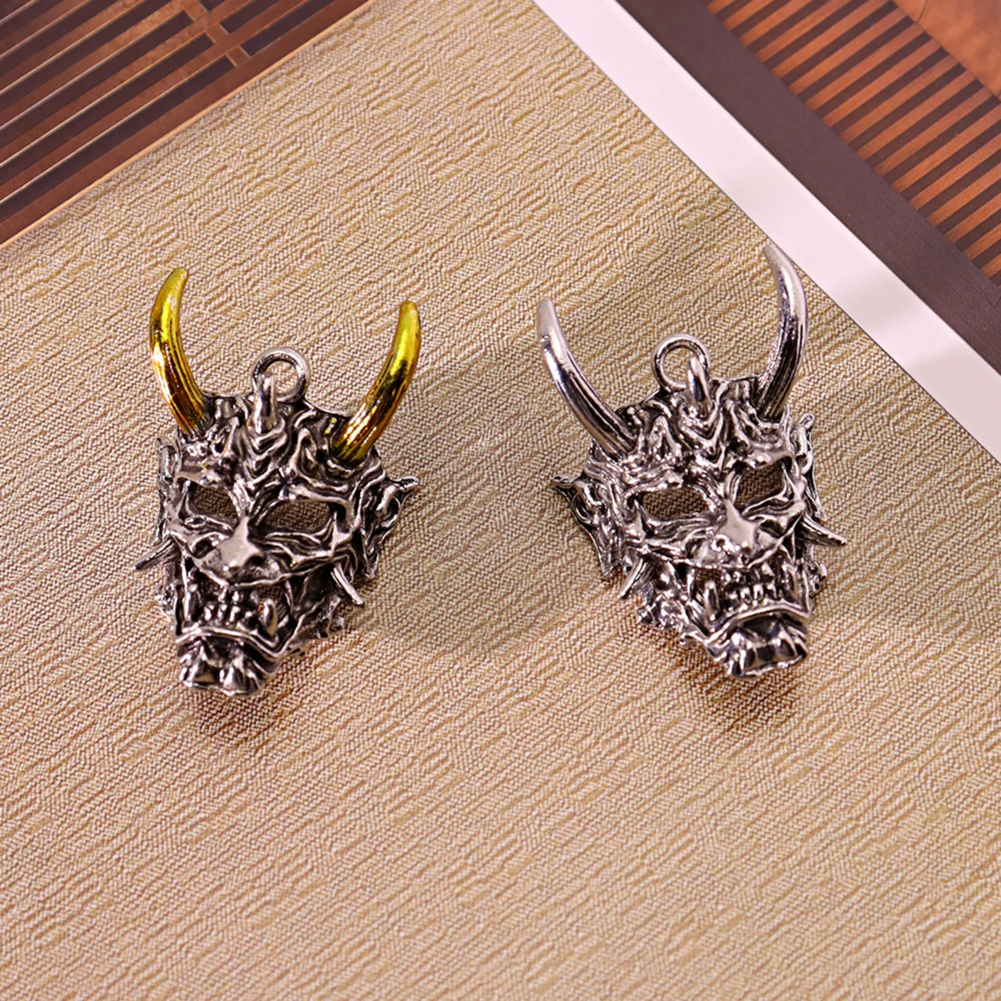 10 pendentifs DIY tendance style streetwear, masque personnalisé imposant, accessoire rétro polyvalent pour les passionnés de mode