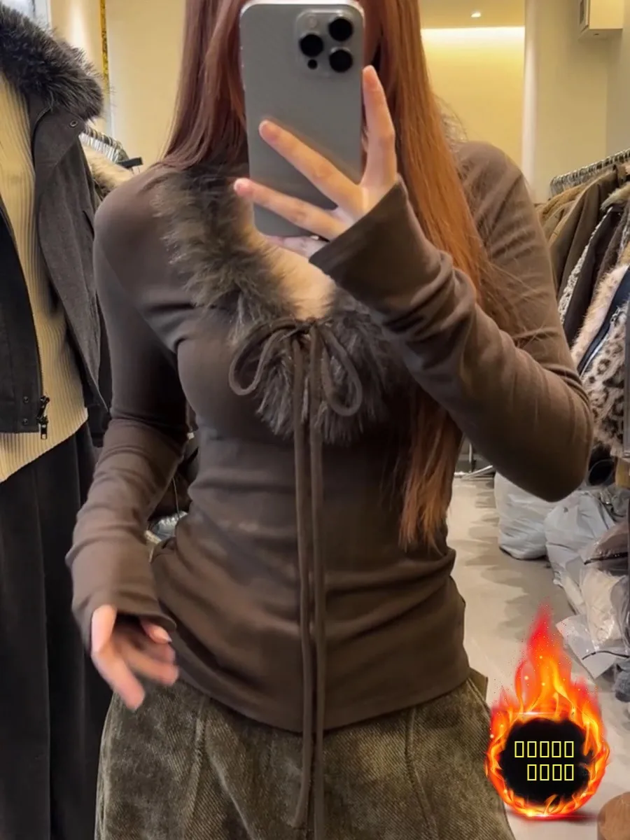 Modna koszulka plus size z dekoltem w serek, dopasowany krój, długi rękaw, jesienno-zimowy design, ciepła, wyszczuplająca, czysta elegancja.