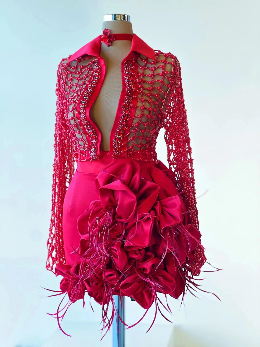 

Red Cocktail Dresses Sheath V-neck Long Sleeves Short Mini Feather Pearls Homecoming Dresses Haute Couture