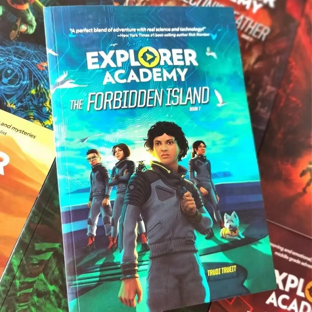 

Explorer Academy 6 large-format full-color science fiction English novels