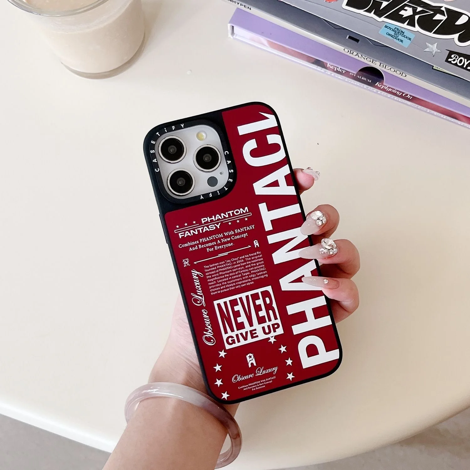 Die PHANTACI-CASSETi-Handyhülle mit Co-Branding eignet sich für die Modelle iPhone 16 und Apple 15 mit dem Album Jay Chou