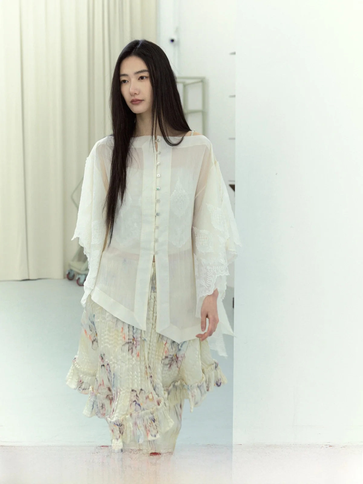 

Long Guang Ai Zi Lace Splice Loose Shirt Cover up Elegant Style One Shoulder Design Two Sided Wear Floral Print Polyester Fiber
