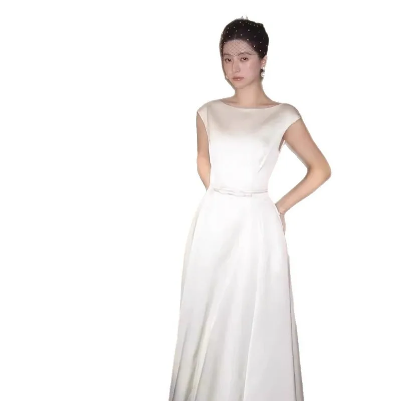 패셔너블한 프렌치 새틴 라이트 웨딩 드레스 2026 신상 심플한 신부 약혼 드레스 우아한 화이트 드레스 고급스러운 느낌