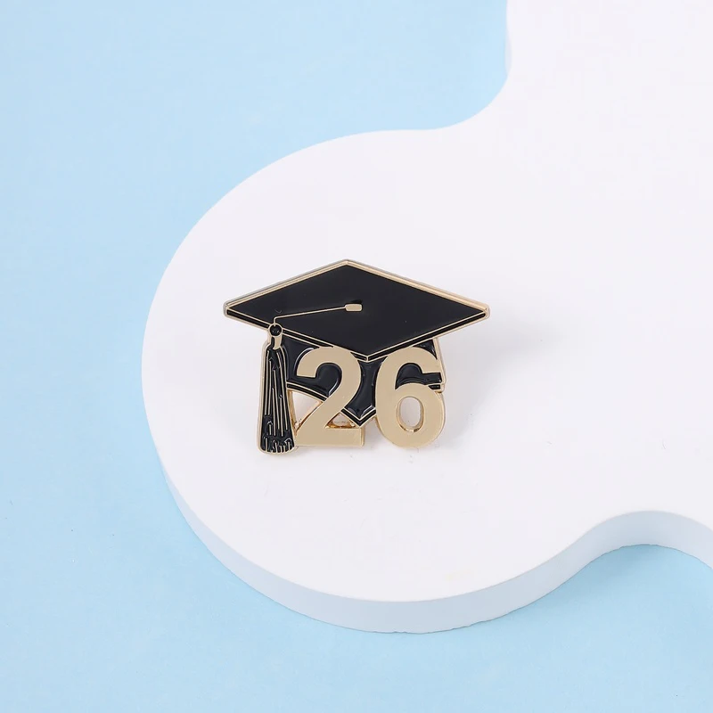 Abschlussfeier 2026 Mortarboard Emaille-Anstecknadel – Absolventenklasse 2026 Metallbrosche für Rucksack und Revers – Schmuckgeschenk für Absolventen und Lehrer – Detail 9