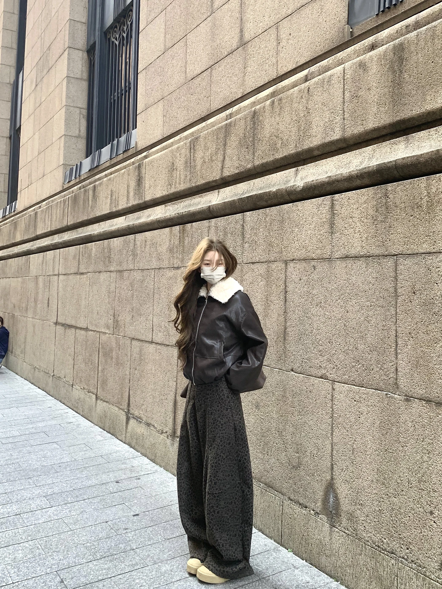 XXIIUU 2025年冬新作 ダブルカラー フェイクレザー裏地付き レディースロングコート 韓国風 スリープルーフィット ジップアップ...