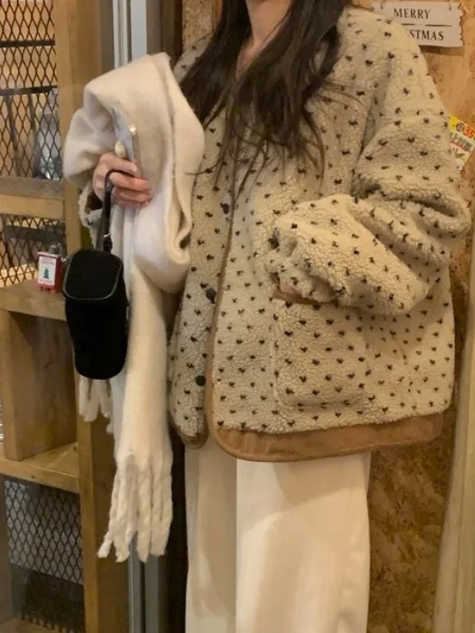 

Корейский Sle Ретро Ягненка Бархатная Точечная Этикетка Двусторонняя Одежда Теплое Пальто Женское Внутреннее Вельветовое Сращивание Дизайн Сенсация