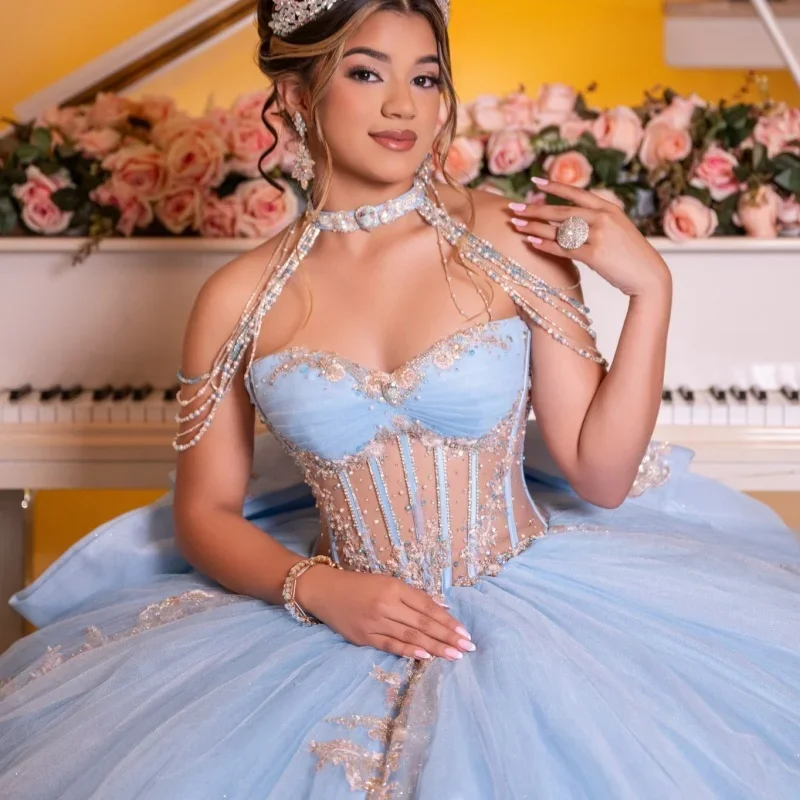 

Светло-голубое платье для квинсеаньеры с открытыми плечами, кристаллами, блестящими аппликациями, кружевом, длинным шлейфом и бантом, платье для 15-летия.