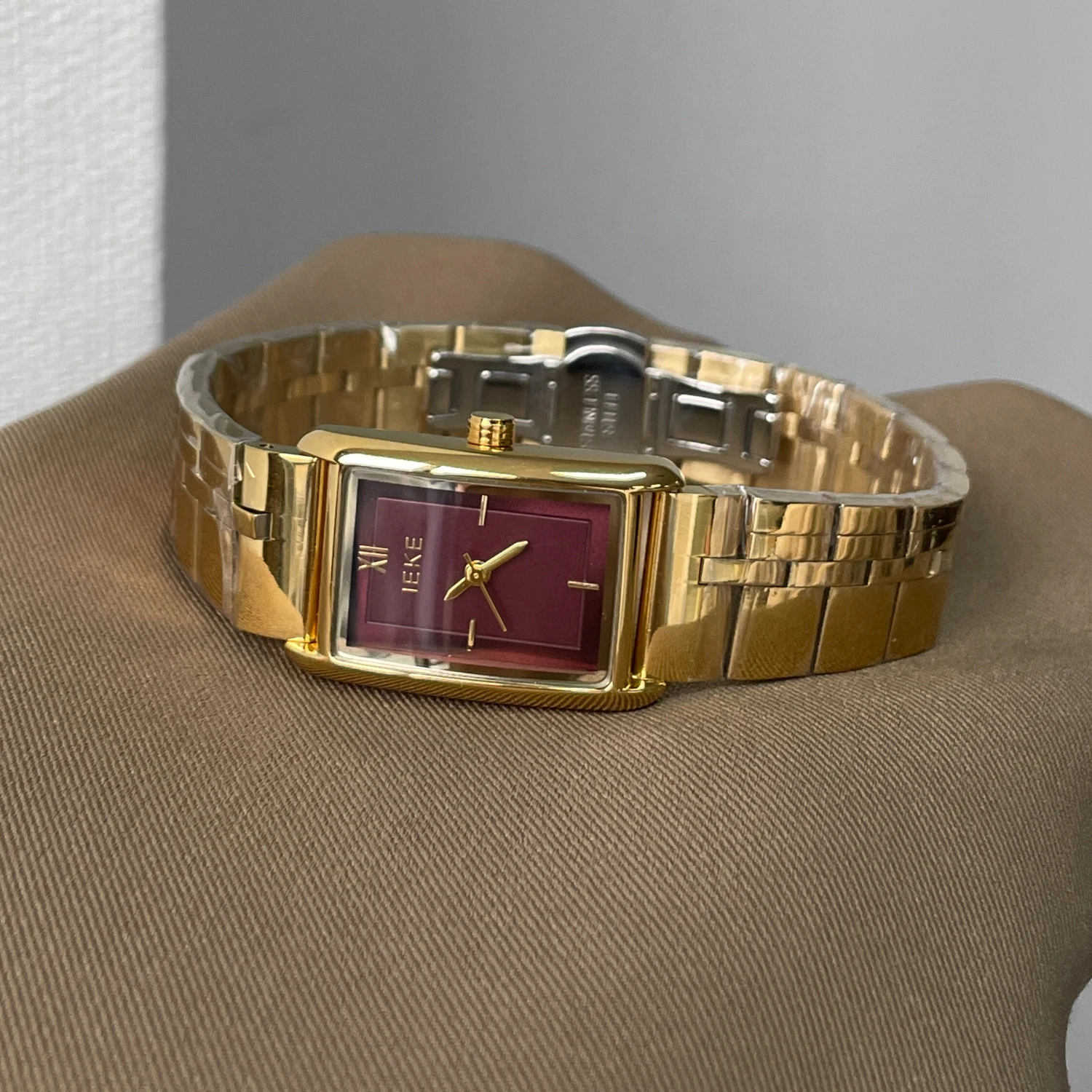 ساعة يد نسائية أنيقة، أرجواني قديم، قيمة عالية وأنيقة، ساعة يد نسائية أصلية جديدة تمامًا لعام 2026.