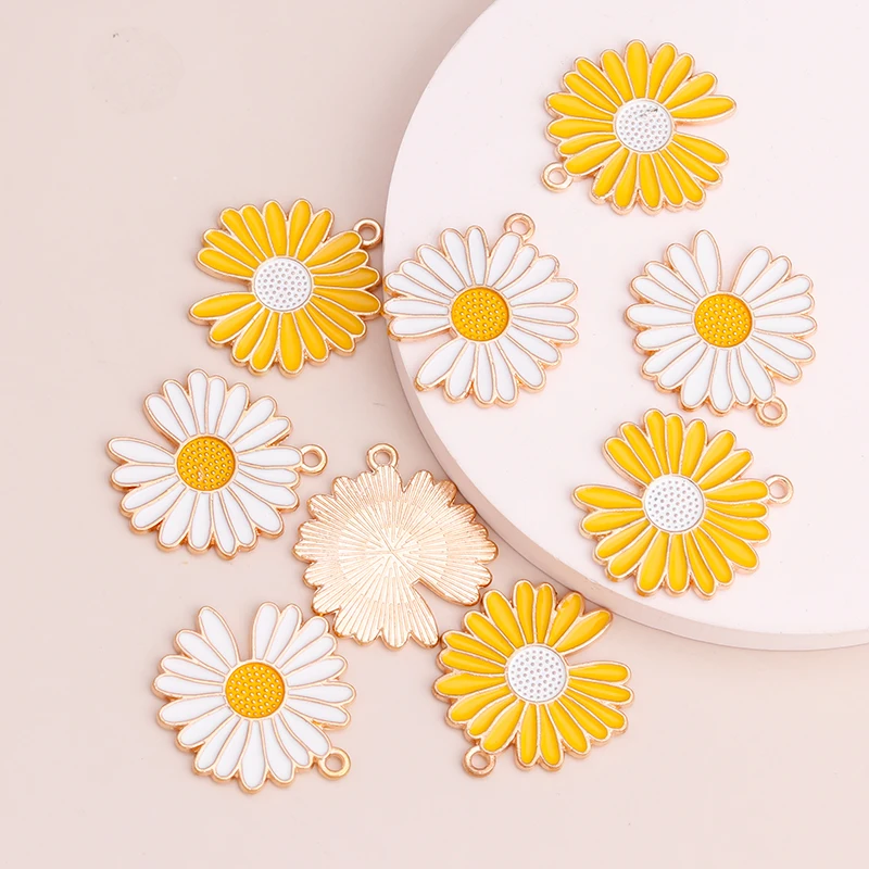 Leslie 10 Stück Emaille-Anhänger in Weiß und Gelb mit Gänseblümchen-Motiv für die Herstellung von Halsketten, Ohrringen, Armbändern, Charms, DIY-Schmuckzubehör – Detail 6