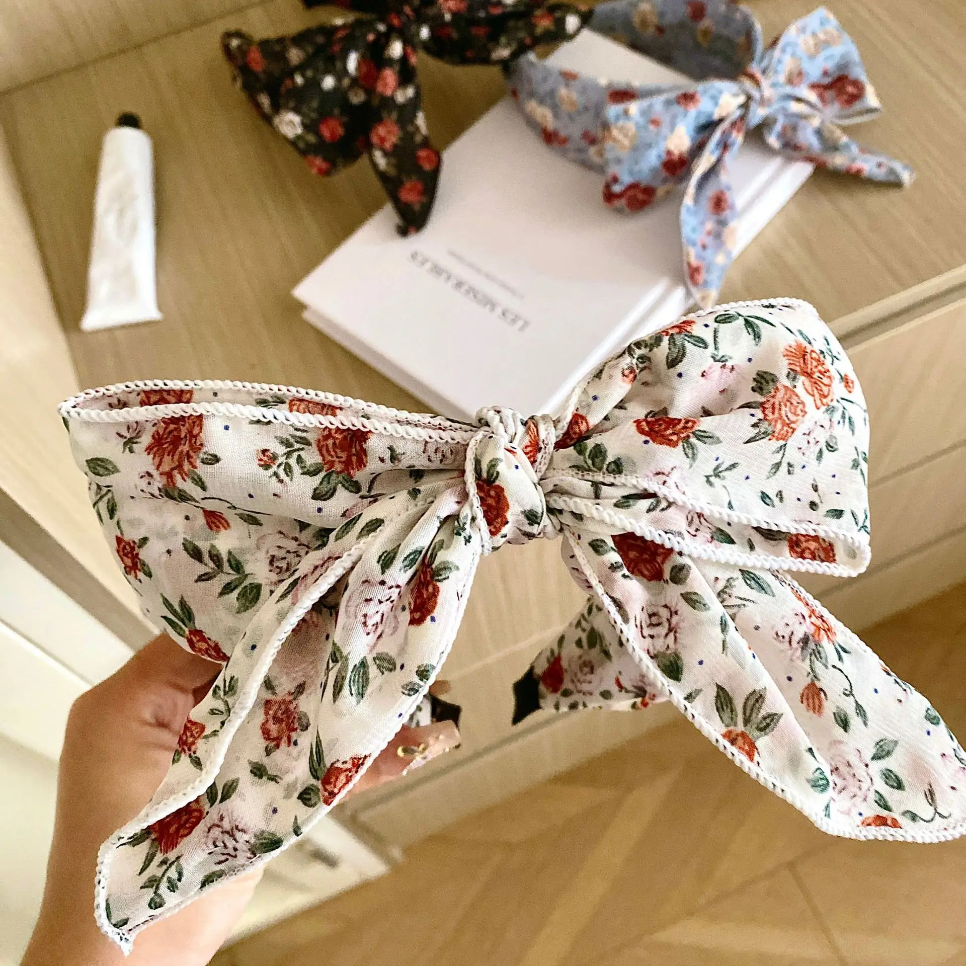 

French Country Floral Headband – Vintage-Inspired Bow Hair Accessory Non-Slip Grip, Volumizing Design for High Crown Hairstyles