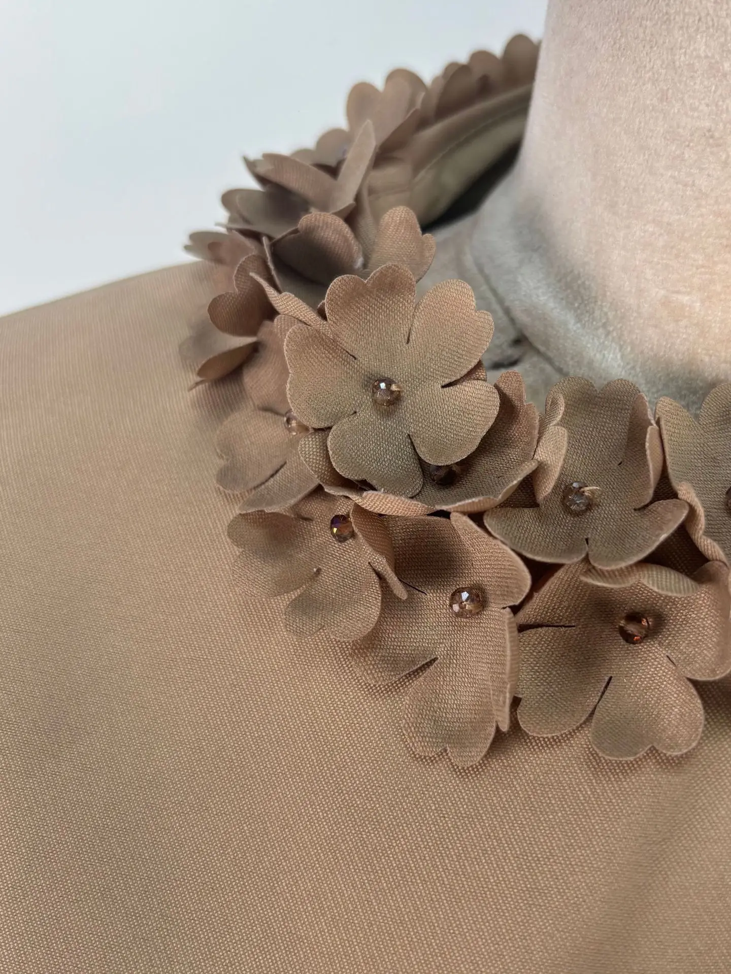 BEWQ 패션 여성 우아한 드레스 O넥 숄 새틴 하이웨이스트 민소매 단색 이브닝 파티 드레스 2026 봄 신상