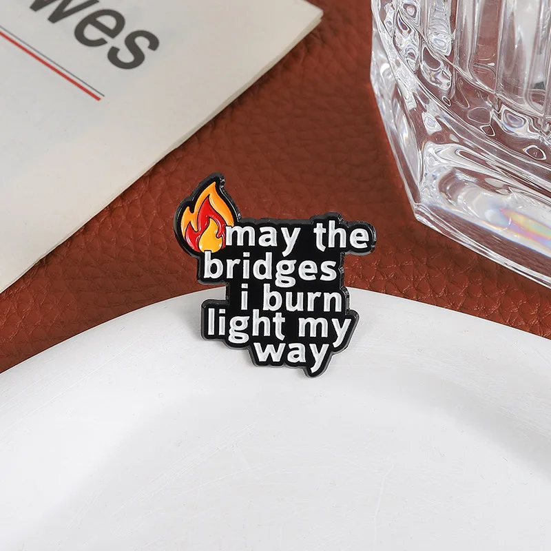 بروش جملة ملهمة باللغة الإنجليزية "ما يحرق الجسر الذي يضيء الطريق إلى الأمام" شارة لهب نصية ملحقات متعددة الاستخدامات