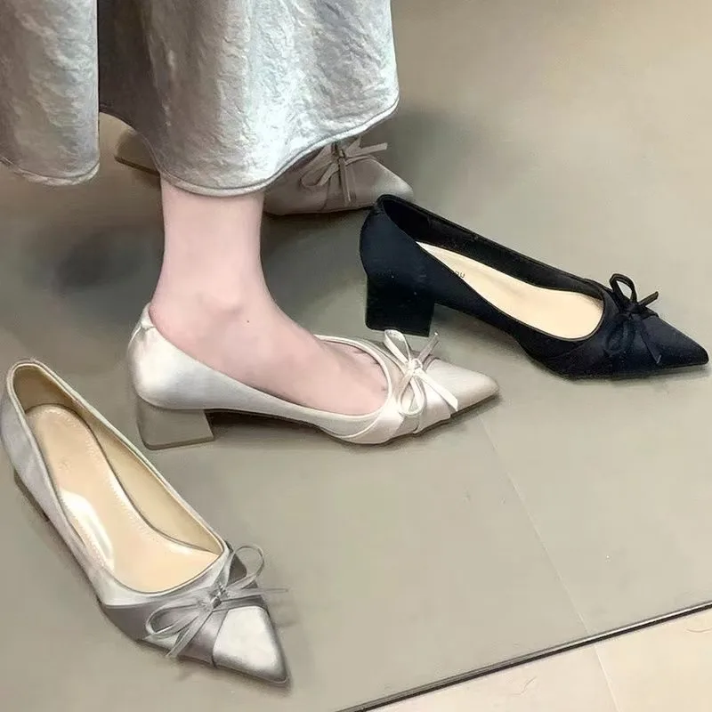 Retro halflange enkele schoenen Lente en zomer Nieuwe mode Gesp Puntige neus Comfortabele ondiepe neus Vlinderdas Casual schoen