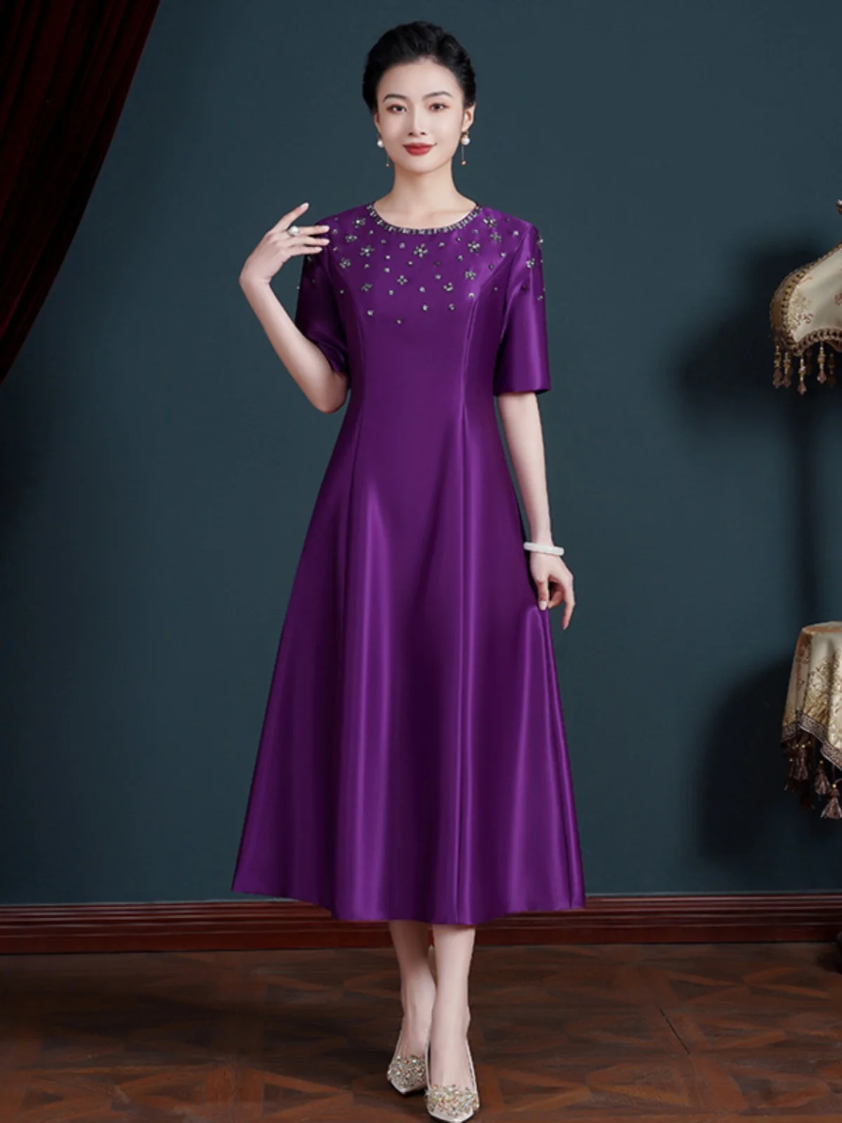 

Элегантное фиолетовое свадебное платье для молодой мамы, ципао средней длины, изящное и стильное.