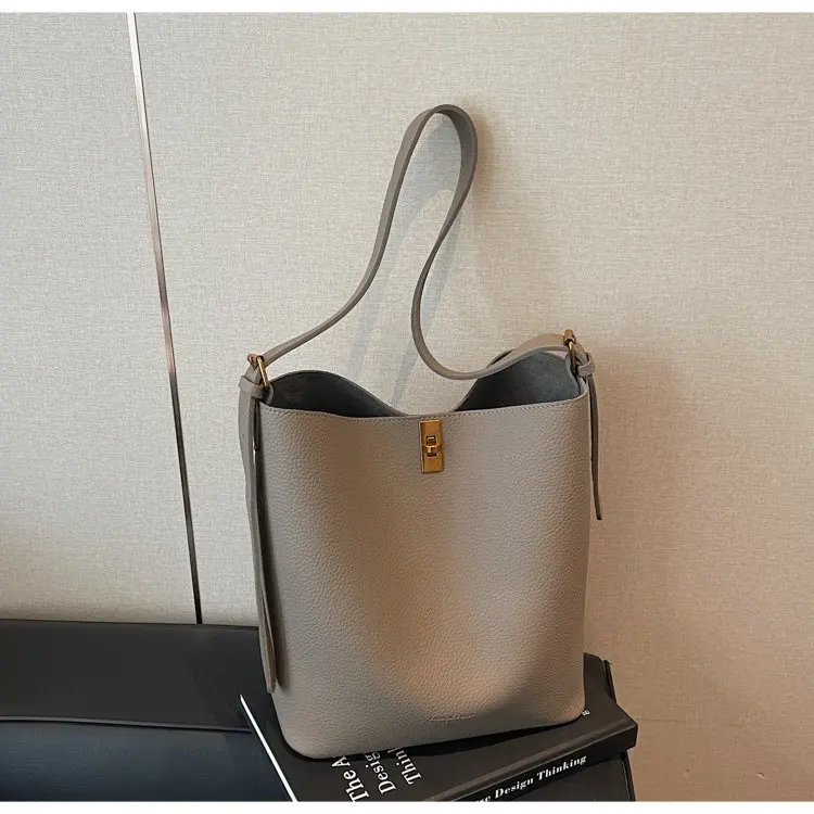 Minimalistische Kamelbraune Kunstleder-Bucket-Bag, genarbte Textur mit Schlossakzent, vielseitige Alltagstasche für Arbeit & Ausflüge – Detail 24