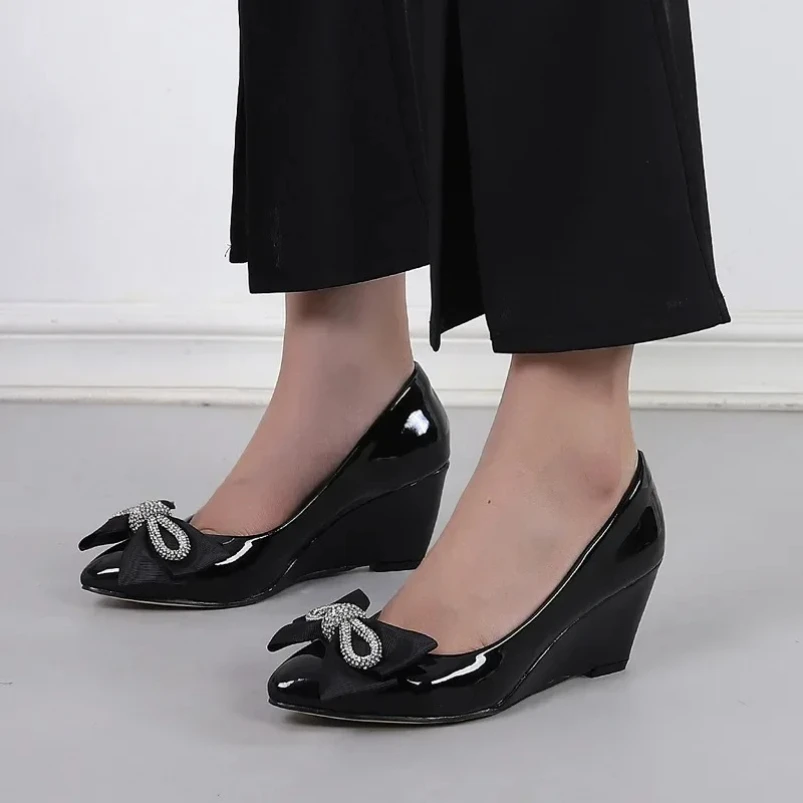 

2025 модные женские туфли-лодочки, новый стиль, весенние пикантные женские туфли на высоком каблуке с острым носком на танкетке и пряжкой спереди, лакированная кожа