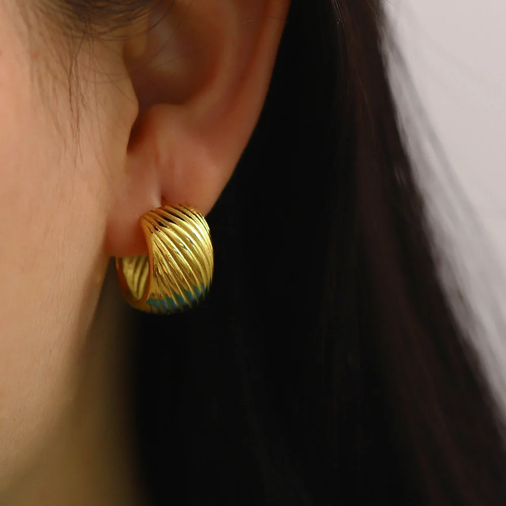 Vintage Wide C-shape Striped Huggie Earrings for Women Minimalist 18K Gold Plated Ear Hoop Trendy Jewelry Party Accessories Gift