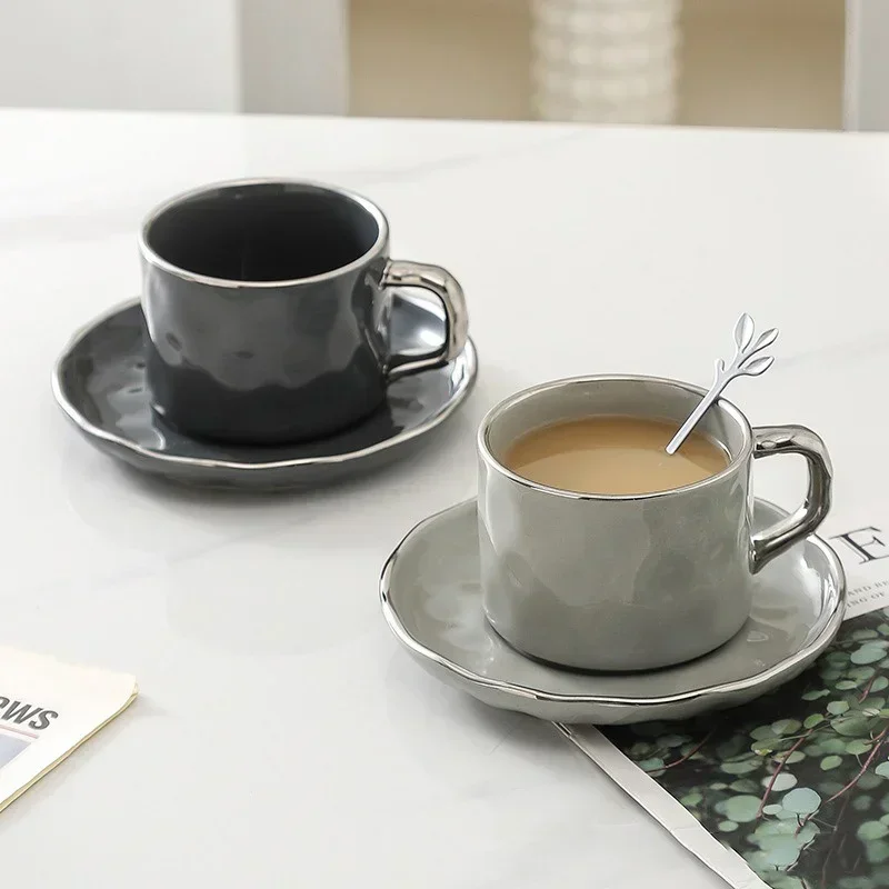 230 ml Kaffeetasse Untertasse Set mit Löffel Europäischen Stil Gold Umrandet Haushalt Keramik Becher Nachmittagstee Kaffee Milch Tasse Untertasse