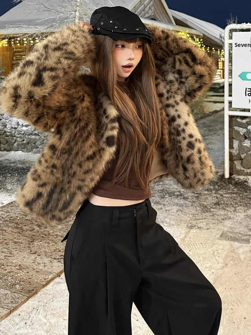   معطف نسائي من الفرو الصناعي بطبعة الفهد من Jaet دافئ متعدد الاستخدامات وقابل للتصفيف من نسيج البوليستر