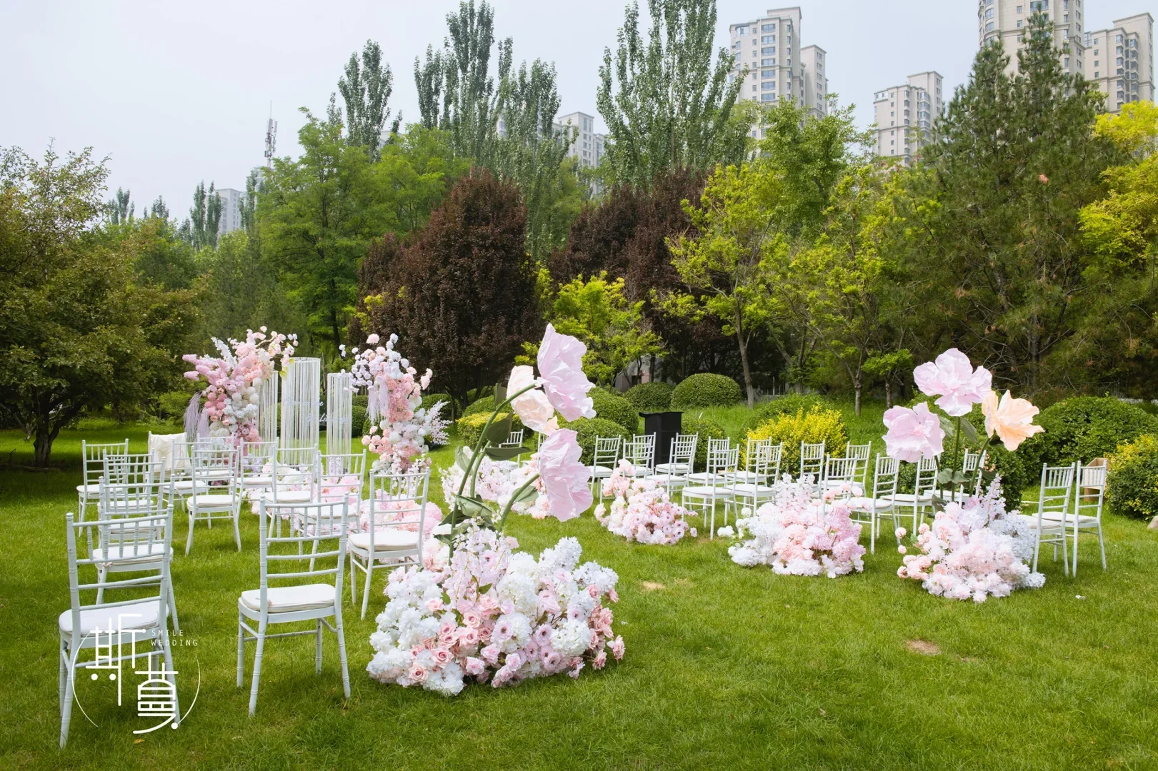 

Modern Outdoor Lawn Wedding Chairs Wedding Chairs Banquet Chairs White Gold Hotel Chairs Bamboo Chairs Are Suitable For Wedding