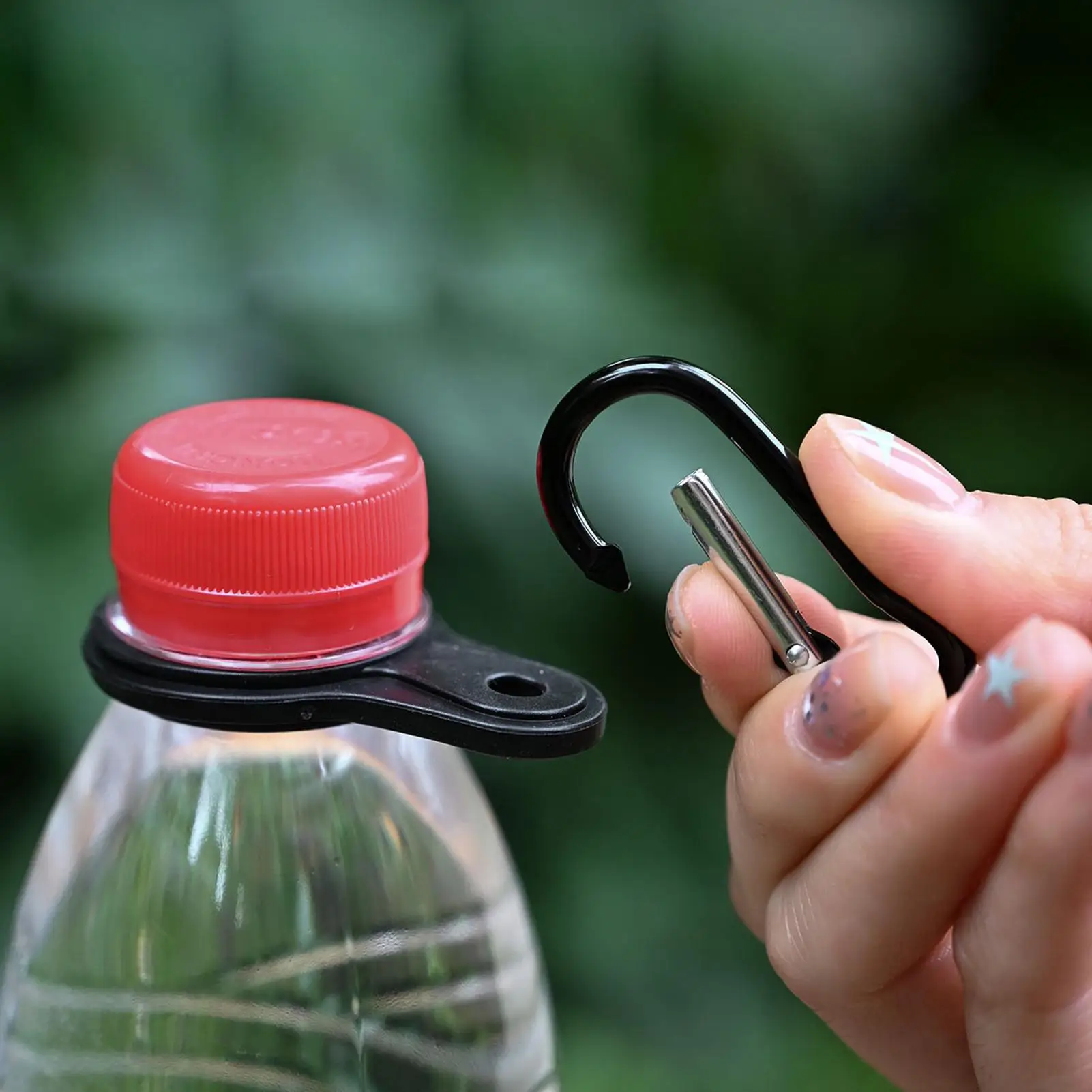 Water Bottle Clip For Backpack Portable Non-Slip Secure Carabiner Water Bottle Holder Hook Carrier For Outdoor Hiking Cycling