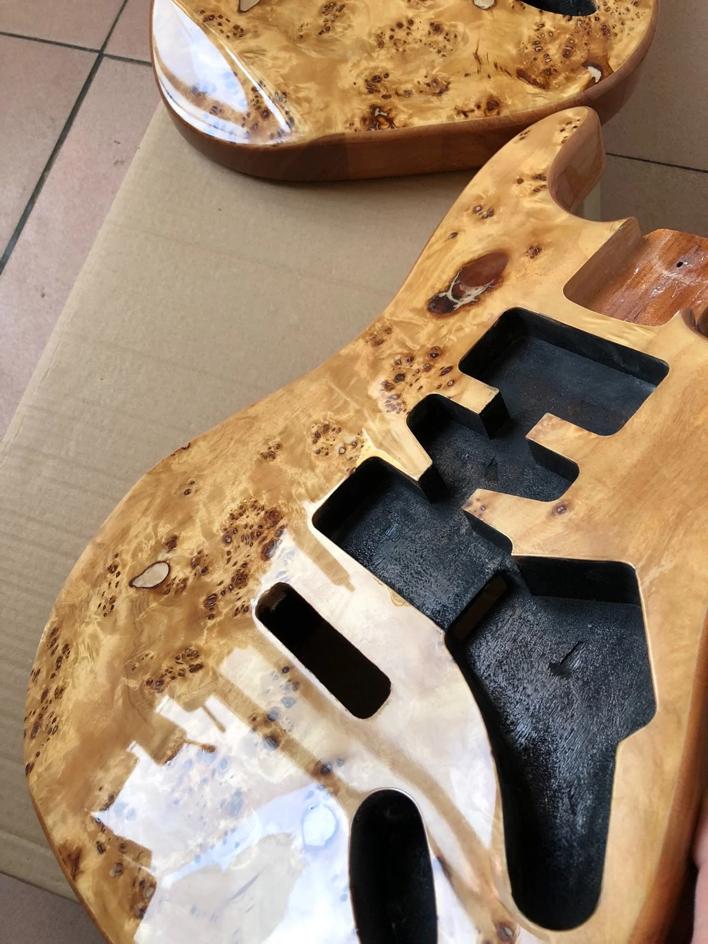 Electric guitar body, peach blossom core body material, tree scar wood grain veneer