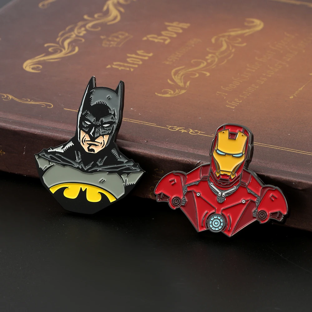 Broche de murciélago de superhéroe de Marvel, insignia de Iron Man de Los Vengadores, broche de Metal esmaltado para chaqueta, Pin de solapa, accesorios