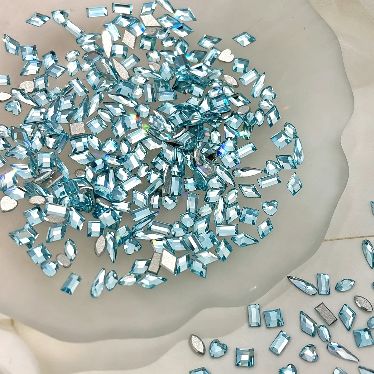 50 Stück K9 glänzende, flache Nagelkunst-Strass-Kristalldiamanten, Zubehör für Nageldekoration, Maniküre-Zubehör, Material – Detail 3