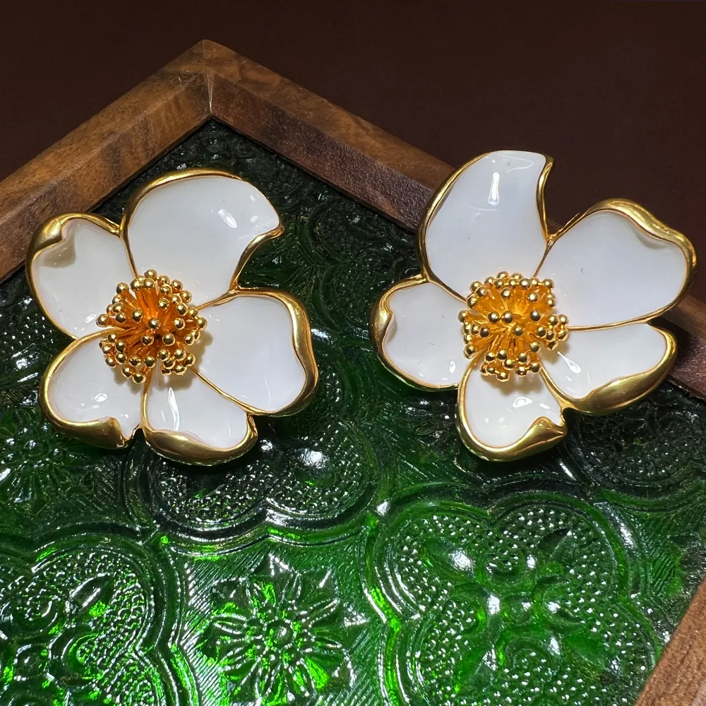Medieval vintage enamel white three-dimensional flower earrings, exquisite copper plated real gold old money wind earrings whole