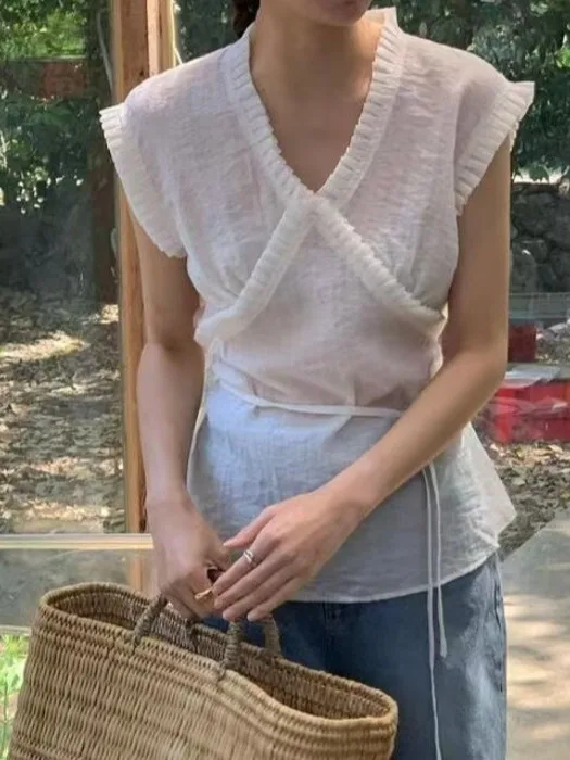 

Korean Sle Cross Wood Ear Lip Vest irt Women's Summer New Small Design Ba Belted Inner Wear Top V-ne Svel