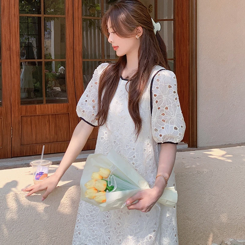 جديد الفرنسية تفريغ الدانتيل فستان بطول الركبة للنساء الصيف لطيف فضفاض الجولة الرقبة البيج الربط حافة سوداء تصميم فساتين