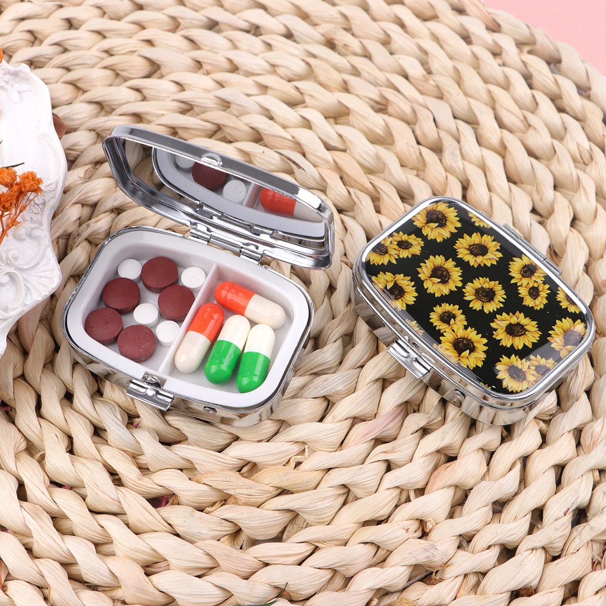 Vintage Print Daisy Pill Box Divided Metal Square Pill Box Travel Portable Splitter Medicine Case Small Pill Container Case Box