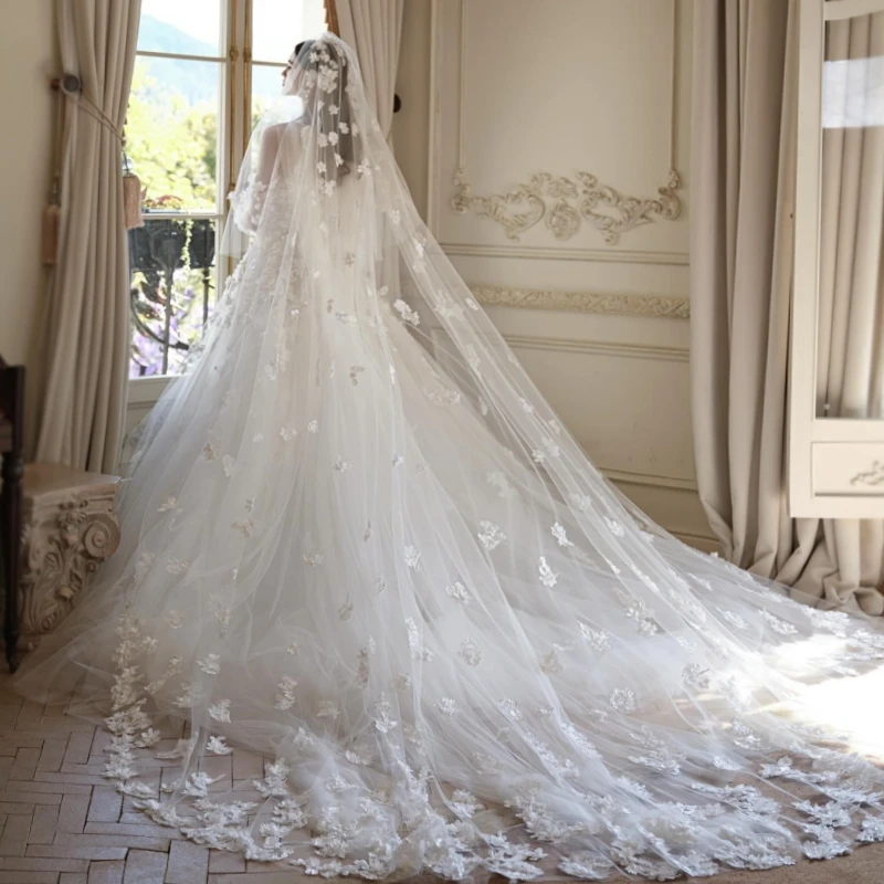 ชุดแต่งงานทรงเมอร์เมดสีขาวหรูหราสไตล์ดูไบแบบอาหรับ ประดับดอกไม้ปักเลื่อม ผ้าทูลล์ พร้อมชายกระโปรงยาว