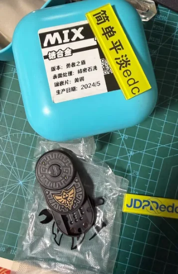 

Used Mot Zelda Shield Zirconium Alloy Material+Brass Patch Material EDC Decompression Toy