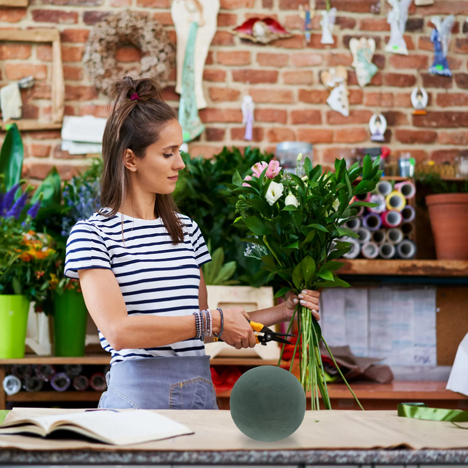 

2Pcs Floral Foam Sphere Round Wet Dry Flower Mud Blocks for Wedding Party Bouquet Arrangement Florist Supplies 15cm