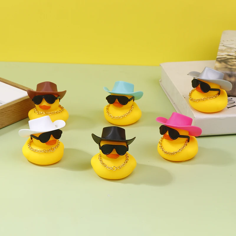 Duck Car Dashboard Decorações, Cool Car Acessórios com Cowboy Hat, colar e óculos de sol, Rubber Duck Ornaments, 1 Conjunto