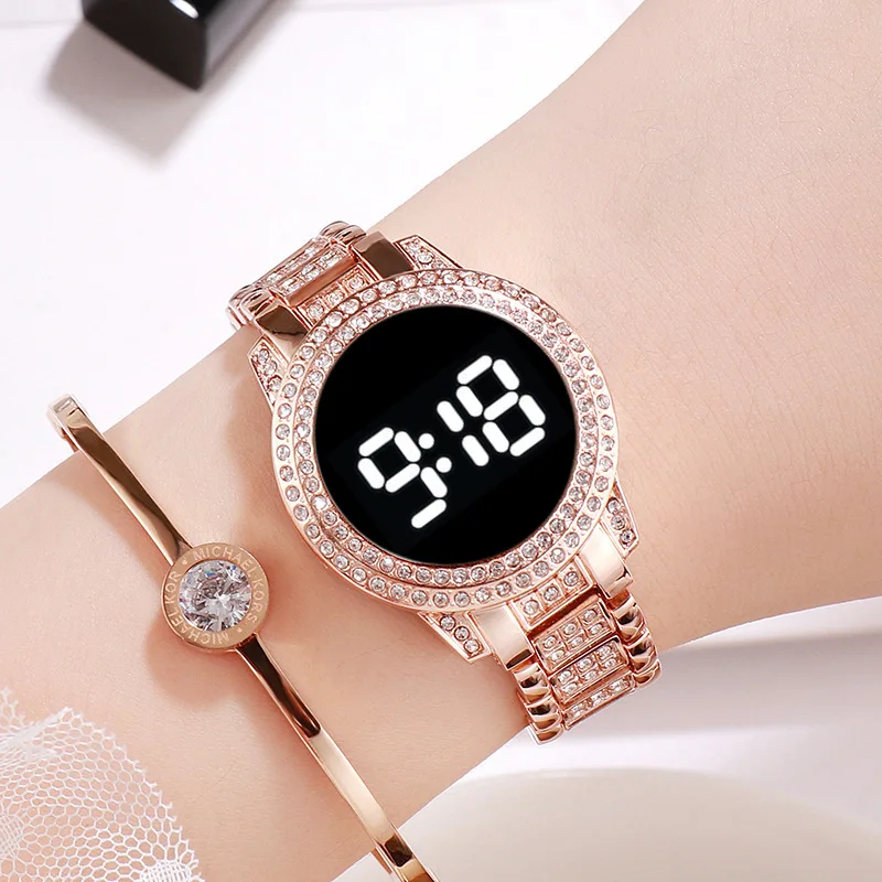 ساعة صيفية جديدة للسيدات لعام 2025 بحزام فولاذي ماسي مجموعة بسيطة من ساعات اللمس النسائية LED